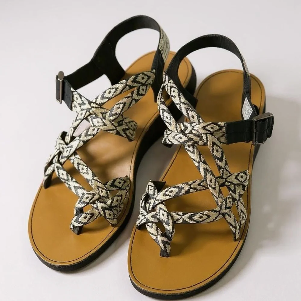 Chaco Diana Beveled white‎ and black double strap sandals with buckle. Size 8